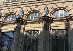 Начаты реставрационные работы по скульптурам фасада памятника